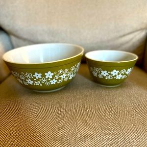Vintage Pyrex green mixing bowls